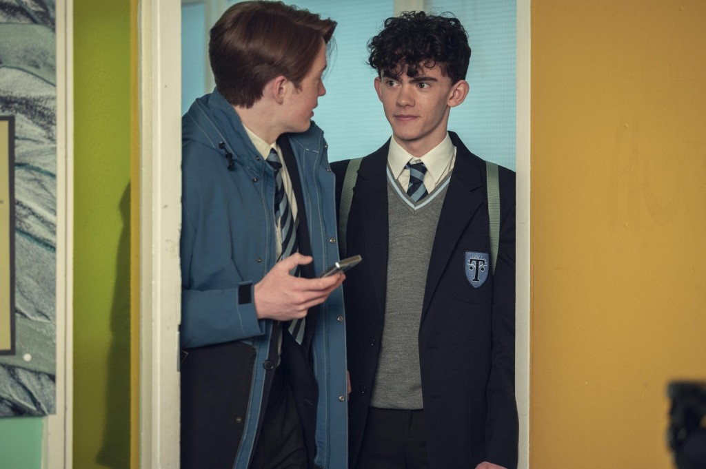 Nick (Kit Connor) et Charlie (Joe Locke) parlent avant d'arriver en classe