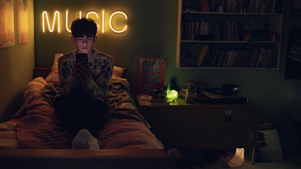 Charlie Spring (Joe Locke) lit ses messages dans son lit