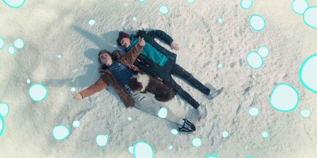 Charlie et Nick sont allongés dans la neige avec Nellie
