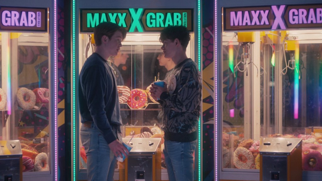 Discussion entre Nick et Charlie au milieu des jeux d'arcade