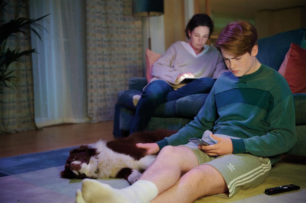 Nick (Kit Connor) choisit un film à voir avec sa maman, Sarah Nelson (Olivia Colman)