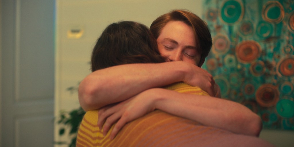Nick (Kit Connor) prend sa maman, Sarah Nelson (Olivia Colman), dans ses bras