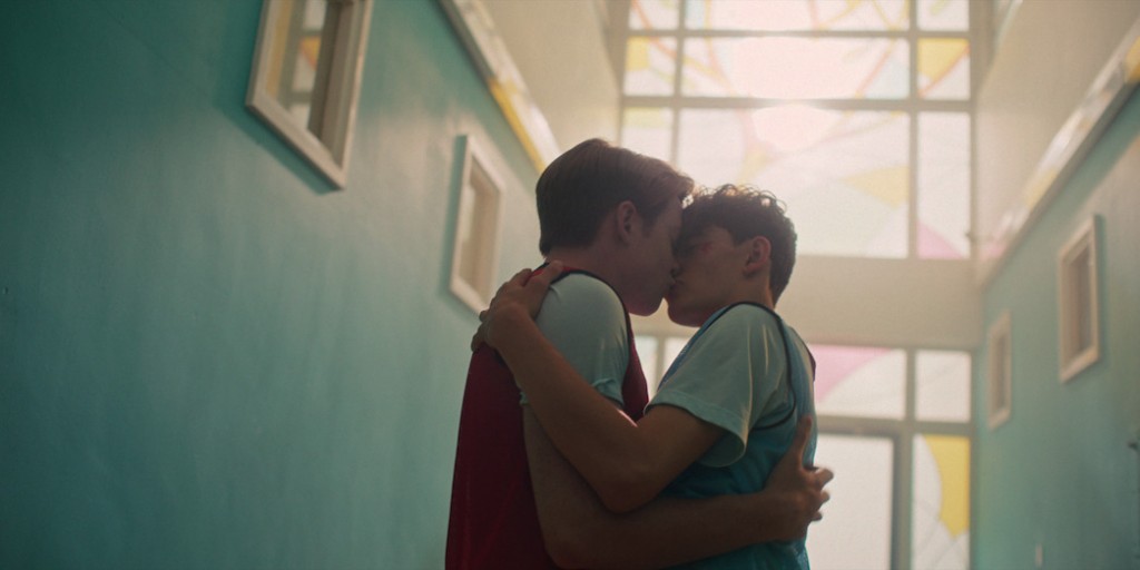 Nick (Kit Connor) et Charlie (Joe Locke) s'embrassent dans le couloir du lycée