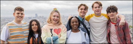 Bannière Heartstopper - Le groupe d'amis en haut de la tour Eiffel