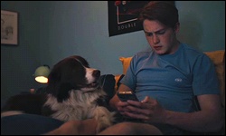 Image de Nick et son chien Nellie sur le lit