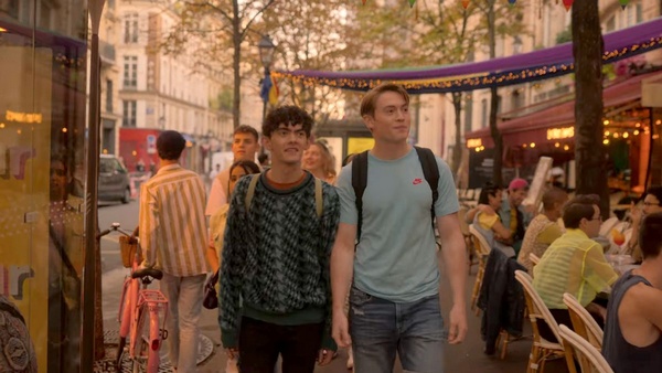 Charlie et Nick dans les rues de Paris