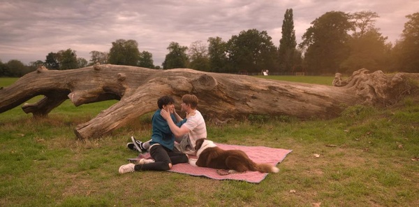 Charlie, Nick et le chien Nellie dans un parc